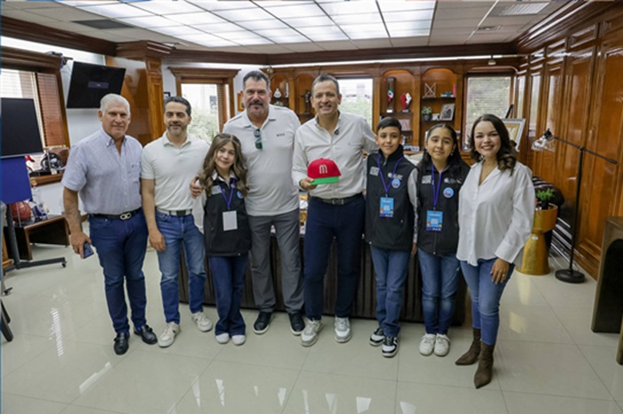 RECIBE MARCO BONILLA A BENJAMÍN GIL, MANEJADOR DE LA SELECCIÓN MEXICANA DE BÉISBOL