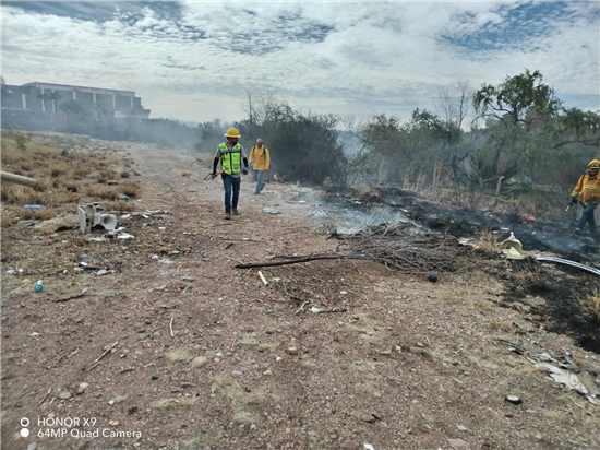 ATIENDE GOBIERNO MUNICIPAL INCENDIO DE PASTIZAL EN LA CARRETERA CHIHUAHUA–ALDAMA