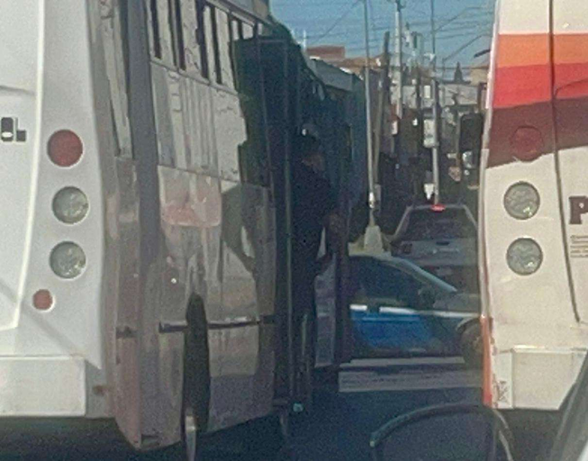 BLOQUEAN CAMIONEROS LA AVENIDA JUÁREZ Y PROVOCAN CAOS VEHICULAR