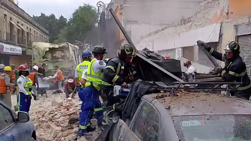 BARDA CAE SOBRE CAMIÓN DE PASAJEROS EN EL CENTRO HISTÓRICO DE CDMX