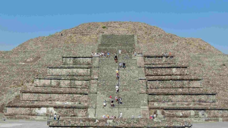 INTEGRANTES DE LA GUARDIA NACIONAL VIGILAN LA ZONA ARQUEOLÓGICA DE TEOTIHUACÁN.