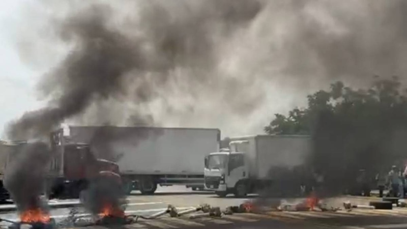 DESALOJAN A BALAZOS PROTESTA DE LA CNTE EN CARRETERA HACIA MITLA, OAXACA