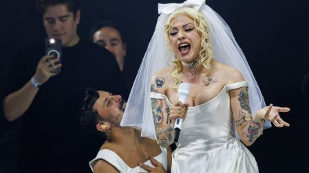 VESTIDA DE NOVIA, LA CANTANTE MON LAFERTE CONFESÓ SU AMOR A MÉXICO ENTRE LÁGRIMAS EN EL PALACIO DE LOS DEPORTES