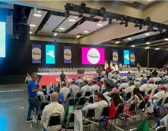 ABARROTAN EL CENTRO DE CONVENCIONES EN REUNIÓN MASIVA POR MARU