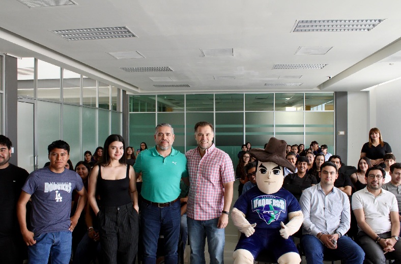 JORGE CRUZ COMPARTIÓ EXPERIENCIAS CON ESTUDIANTES DE UTCAM EN EL DÍA DEL MERCADÓLOGO