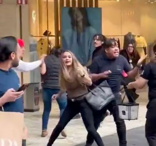 EN PLAZA ANTARA CAPTAN PELEA ENTRE PRESUNTO CLIENTE Y EMPLEADOS