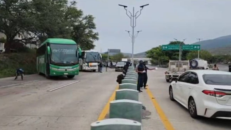 LA AUTOPISTA DEL SOL FUE BLOQUEADA PARCIALMENTE POR NORMALISTAS DE AYOTZINAPA