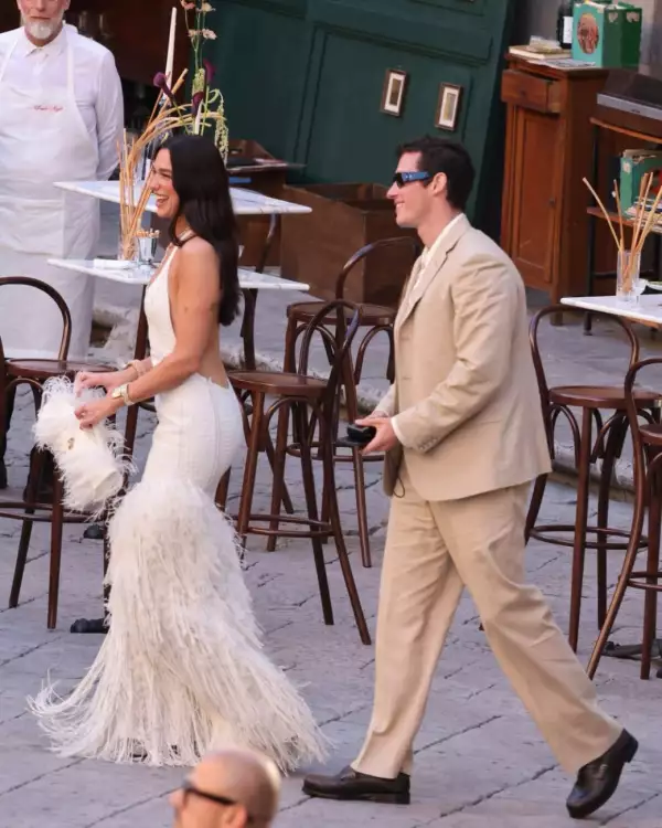 DUA LIPA Y CALLUM TURNER CELEBRAN SU SEGUNDA BODA EN SICILIA