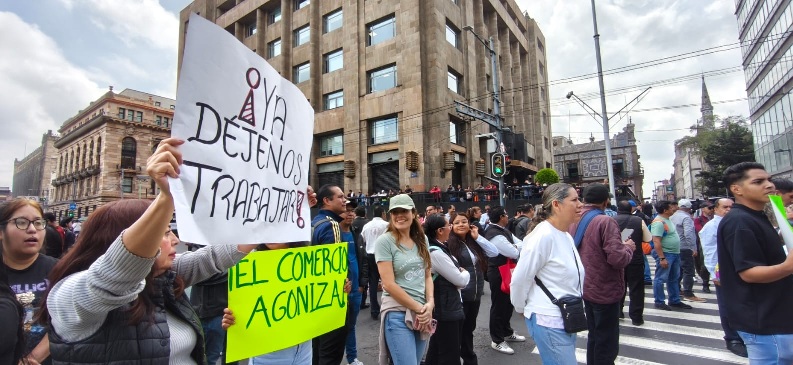 MANIFESTACIÓN QUE REALIZAN EN ESTE MOMENTO EMPRESARIOS DEL CENTRO HISTÓRICO DE LA CIUDAD DE MÉXICO