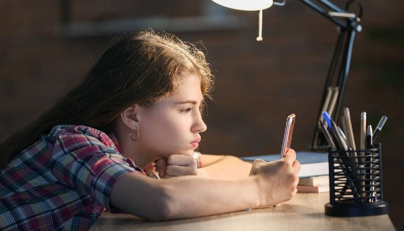 JÓVENES RECURREN A CHATBOTS DE IA PARA HABLAR DE SALUD MENTAL.