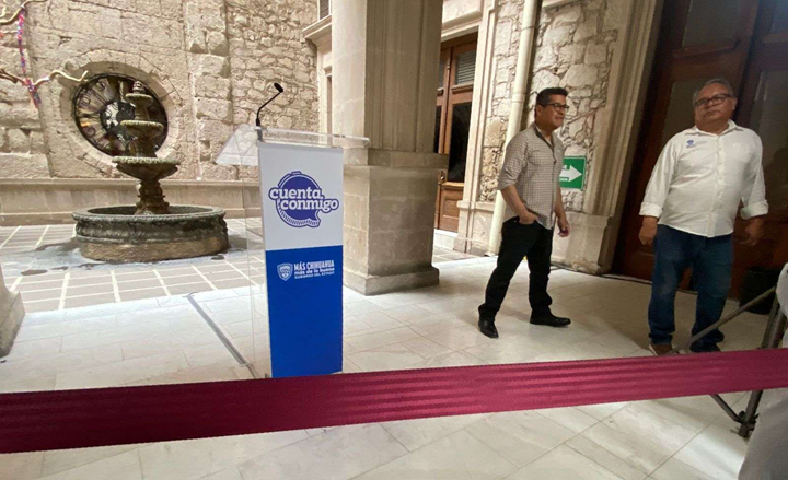 COLOCAN ATRIL PARA ATENCIÓN DE MARU A MEDIOS DE COMUNICACIÓN