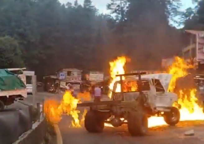 POBLADORES DE SAN PEDRO ATLAPULCO INCENDIAN CAMIONETAS EN LA CARRETERA MÉXICO-TOLUCA PARA EXIGIR FRENO A LA TALA CLANDESTINA