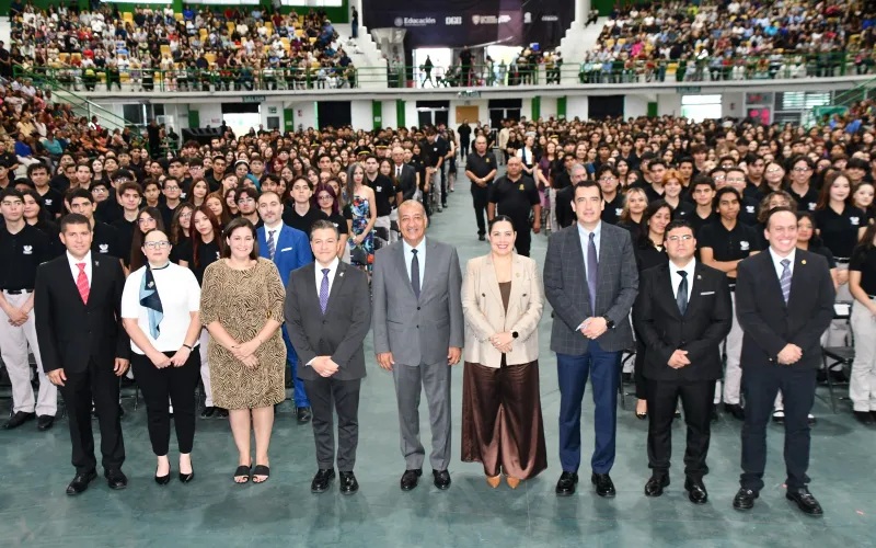 CULMINAN SUS ESTUDIOS 704 JÓVENES DEL COBACH PLANTEL 8