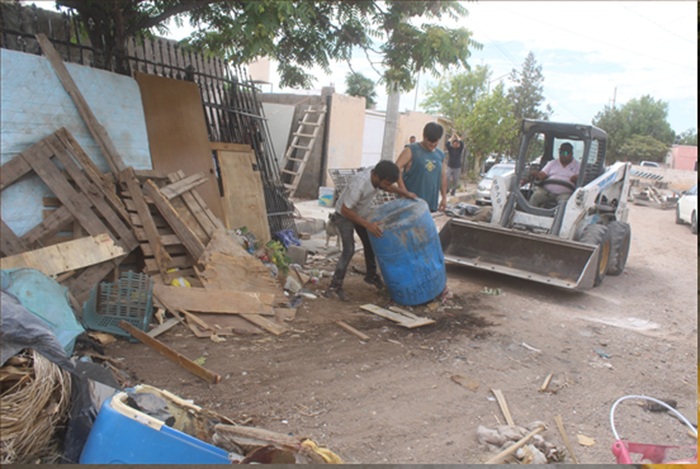 RETIRA GOBIERNO MUNICIPAL 20 TONELADAS DE BASURA Y TILICHES DE VIVIENDA EN LA COLONIA NUEVO TRIUNFO