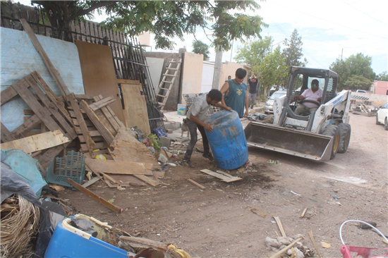 RETIRA GOBIERNO MUNICIPAL 20 TONELADAS DE BASURA Y TILICHES DE VIVIENDA EN LA COLONIA NUEVO TRIUNFO