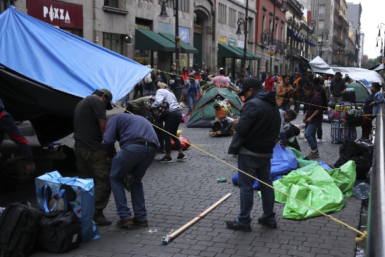 MAESTROS DE LA CNTE LEVANTAN LOS PLANTONES QUE MANTENÍAN EN LA CIUDAD DE MÉXICO