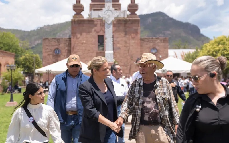 MARU CAMPOS ACUDE A CEREMONIA EN MEMORIA DE SACERDOTES JESUITAS EN CEROCAHUI