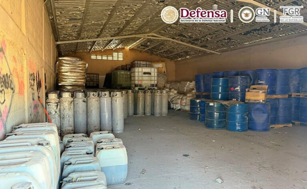 LA GUARDIA NACIONAL Y EL EJÉRCITO ASEGURARON 24 MIL 400 LITROS DE METANFETAMINA LÍQUIDA EN LOS MOCHIS, SINALOA.