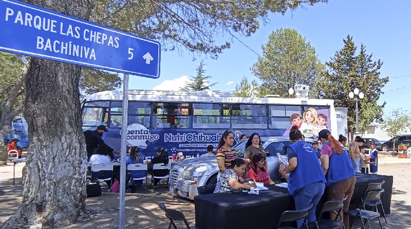 ATIENDE COMEDOR MÓVIL DE NUTRICHIHUAHUA A 50 FAMILIAS DE BACHÍNIVA