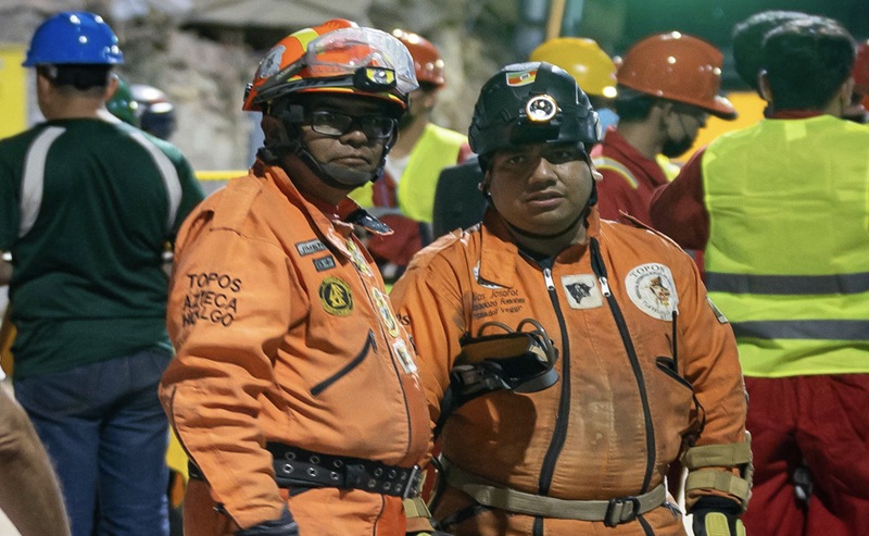 RESCATISTAS DE TOPOS AZTECAS DE MÉXICO, TRABAJANDO EN UN EDIFICIO AFECTADO POR EL TERREMOTO EN VENEZUELA