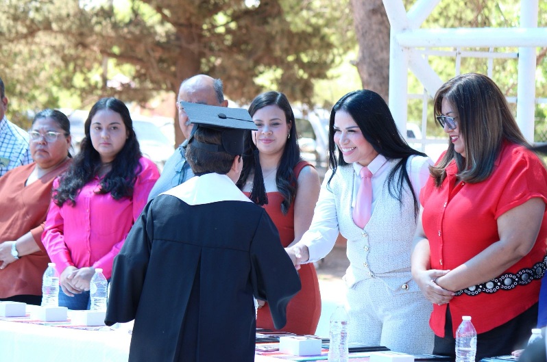 REGIDORA MYRNA MONGE REPRESENTA AL ALCALDE MARCO BONILLA EN GRADUACIONES DE PRIMARIAS EN CHIHUAHUA