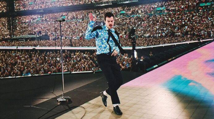 HARRY STYLES BATE RÉCORD EN LONDRES CON 12 CONCIERTOS DESDE WEMBLEY Y RECUERDA A SUS EXCOMPAÑEROS DE 