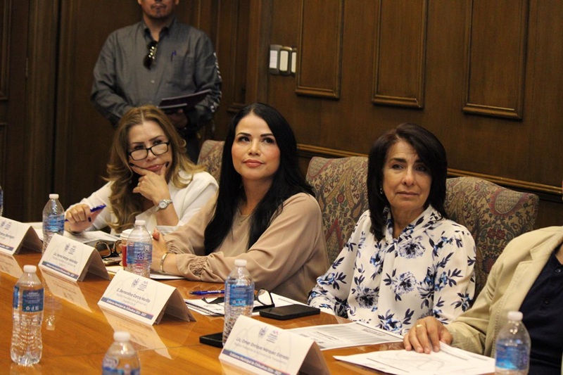 RECONOCE MYRNA MONGE A GRADUANDOS Y ANUNCIA AVANCES DE MI BECA CHIHUAHUA