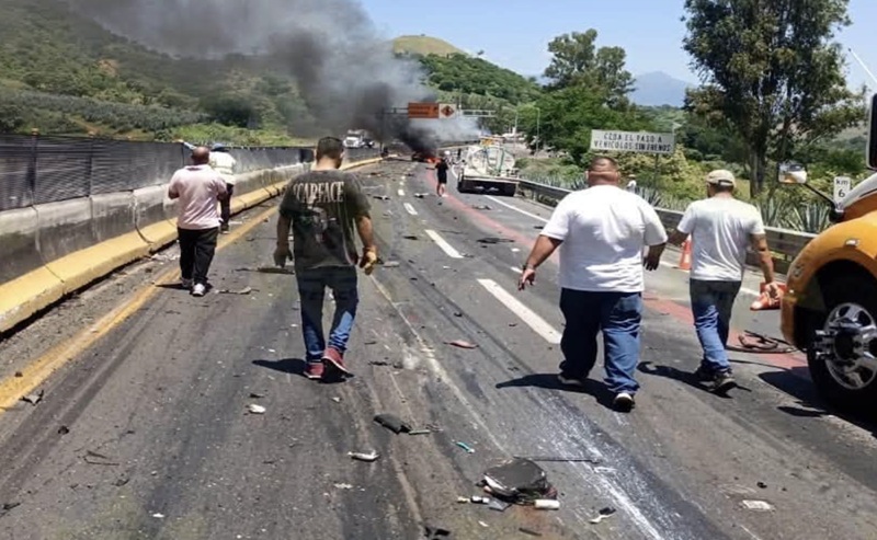 UN TRACTOCAMIÓN IMPACTÓ POR ALCANCE A CINCO VEHÍCULOS Y A OTRA UNIDAD DE CARGA INVOLUCRADA EN UN INCIDENTE PREVIO EN LA AUTOPISTA GUADALAJARA TEPIC 