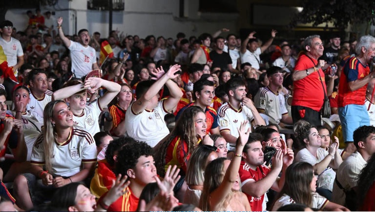 AFICIONADOS CELEBRAN EN MADRID LA COPA DEL MUNDO
