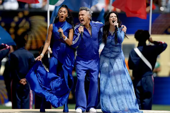 ROBBIE WILLIAMS REACCIONÓ CON HUMOR A LAS ESPECULACIONES DE SUPUESTO “OBJETO BLANCO” QUE CAYÓ DE SU BOCA EN LA FINAL DE LA COPA DEL MUNDO 2026.