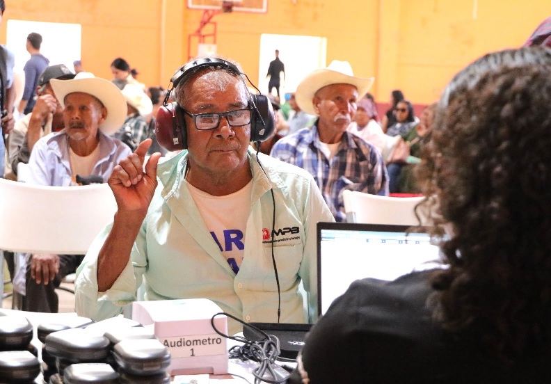 ENTREGA DIF ESTATAL AUXILIARES AUDITIVOS Y LENTES ADAPTADOS EN LA REGIÓN SERRANA