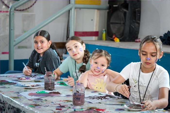 PINTURA, BAILE, MONTA Y SENDERISMO: ASÍ VIVEN NIÑAS Y NIÑOS LA VERANEADA DEL IMPAS
