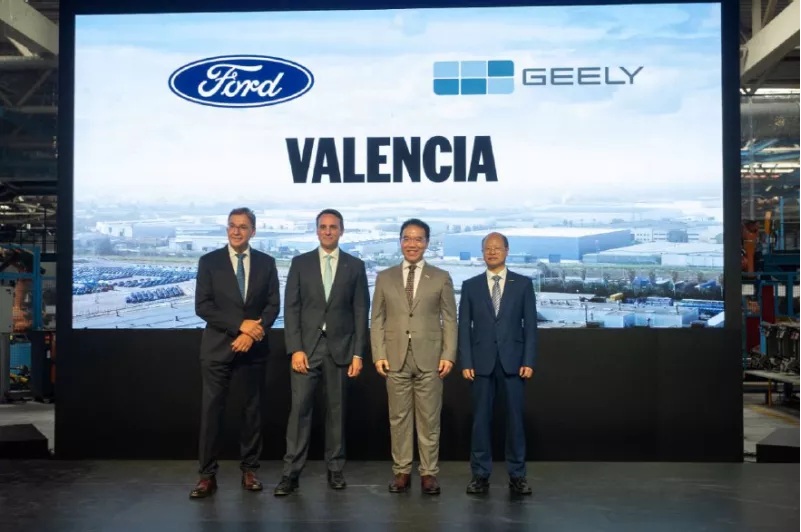 DIRECTIVOS DE FORD Y GEELY DURANTE EL ANUNCIO DE LA EMPRESA CONJUNTA QUE COMPARTIRÁ LA PLANTA DE VALENCIA, ESPAÑA, DONDE AMBAS COMPAÑÍAS PRODUCIRÁN VEHÍCULOS A PARTIR DE 2028.