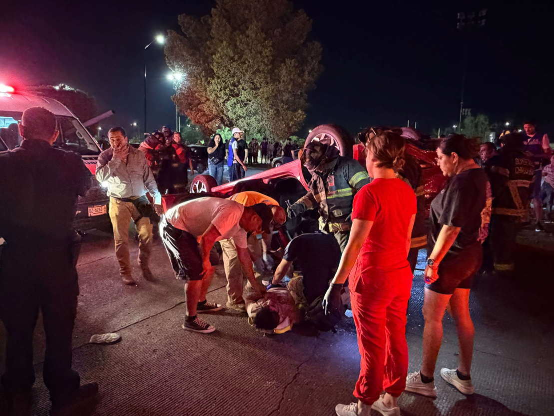 DEJA VOLCADURA CUATRO HERIDOS EN LA VIALIDAD SACRAMENTO