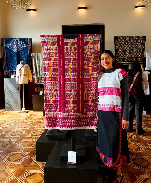 DGVC FELICITA A DOCENTE DE SEMILLERO CREATIVO DE PAZ POR OBTENER EL TERCER LUGAR NACIONAL EN CONCURSO DE TEXTILES