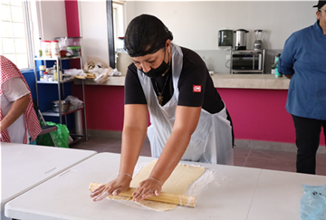 IMPULSA MUNICIPIO EL APRENDIZAJE DE OFICIOS CON CURSOS EN HOJALDRE Y PANADERÍA PARA MUJERES