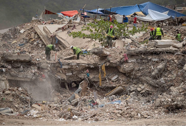 PERSONAS REMUEVEN ESCOMBROS DE UN EDIFICIO COLAPSADO POR LOS TERREMOTOS DEL 24 JUNIO, ESTE DOMINGO EN LA GUAIRA (VENEZUELA).
