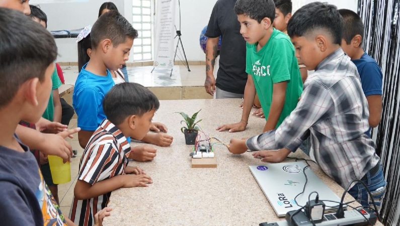 NIÑAS, NIÑOS Y ADOLESCENTES DEL KILÓMETRO 20 DESCUBREN EL POTENCIAL DE LA CIENCIA Y LA TECNOLOGÍA A TRAVÉS DEL MODELO ADN DE FECHAC