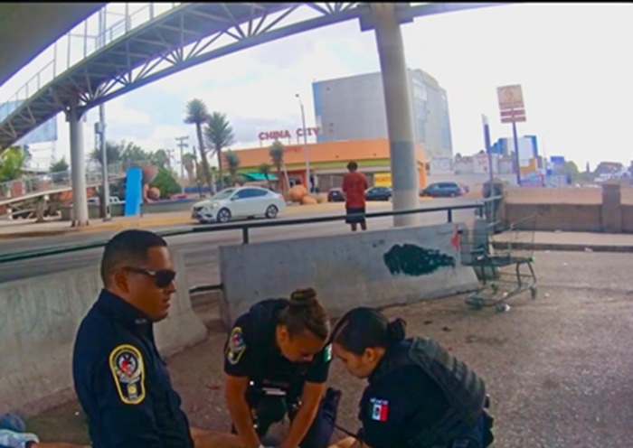 POLICÍAS MUNICIPALES SALVAN LA VIDA A MUJER CON RCP Y DESFIBRILADOR EN EL CENTRO