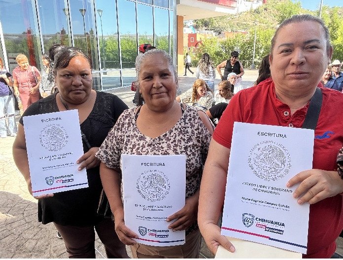 ENTREGA GOBIERNO DEL ESTADO ESCRITURAS DE PROPIEDAD EN PARRAL