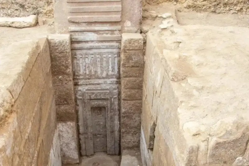 ARQUEÓLOGOS IMPACTADOS POR PUERTA GIGANTE EN UNA TUMBA