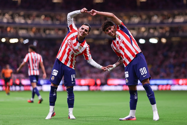 CHIVAS DEL GUADALAJARA GOLEARON A LOS XOLOS DE TIJUANA EN UNA TARDE LLUVIOSA EN EL AKRON