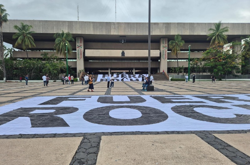 ESTE LUNES 24 DE AGOSTO DE 2026 SE LLEVÓ A CABO UNA MANIFESTACIÓN CONTRA RUBÉN ROCHA MOYA EN EL PALACIO DE GOBIERNO DE SINALOA