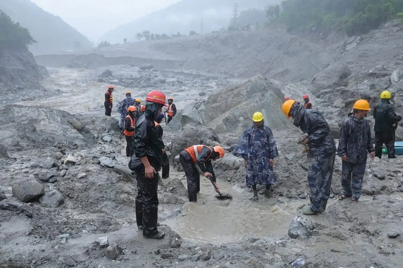 VAN MÁS DE 900 MUERTOS POR RIADA EN NEPAL