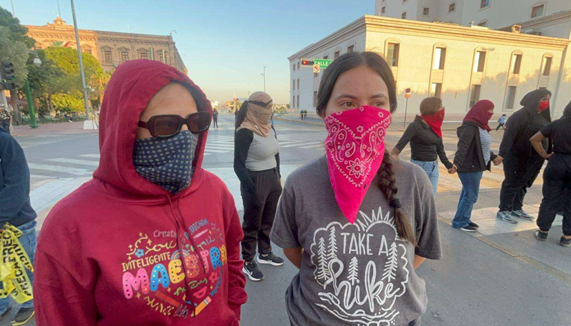 BLOQUEAN NORMALISTAS LA AVENIDA CARRANZA; CUMPLEN 4 DÍAS DE PROTESTA