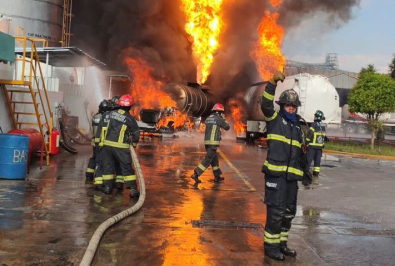 DOS PIPAS SE INCENDIARON EN LA ZONA INDUSTRIAL DE TLALNEPANTLA, ESTADO DE MÉXICO