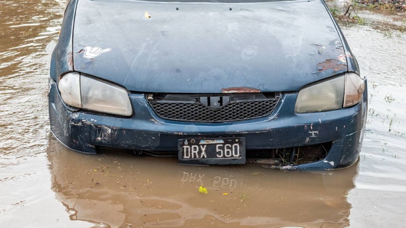 AUTOMÓVIL CASI CAE EN EXCAVACIÓN EN HUAMANTLA