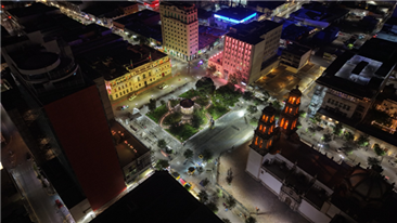 ILUMINA MUNICIPIO DE AMARILLO LA PLAZA DE ARMAS POR INICIO DE ACTIVIDADES DEL MES DE PREVENCIÓN DEL SUICIDIO