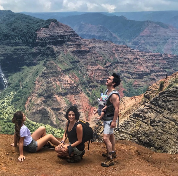 AISLINN DERBEZ, MAURICIO OCHMAN Y SU HIJA VUELVEN JUNTOS A HAWÁI