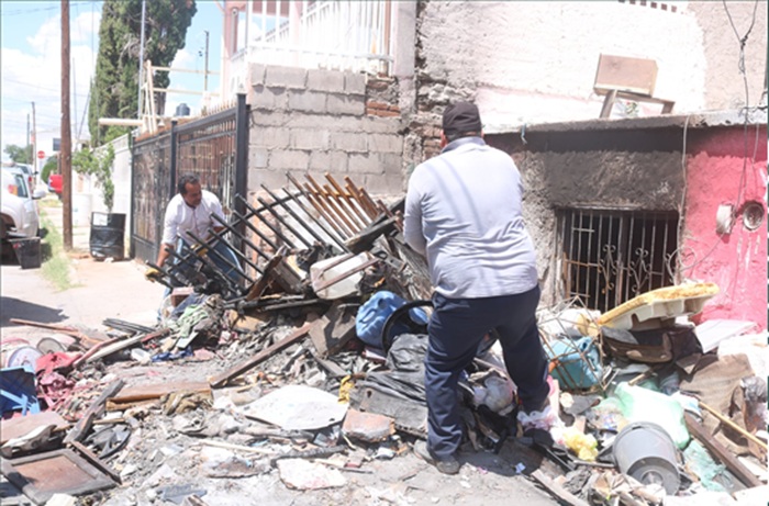 RETIRA GOBIERNO MUNICIPAL 15 TONELADAS DE BASURA Y RESIDUOS DE VIVIENDA INCENDIADA EN COLONIA CAMPESINA
